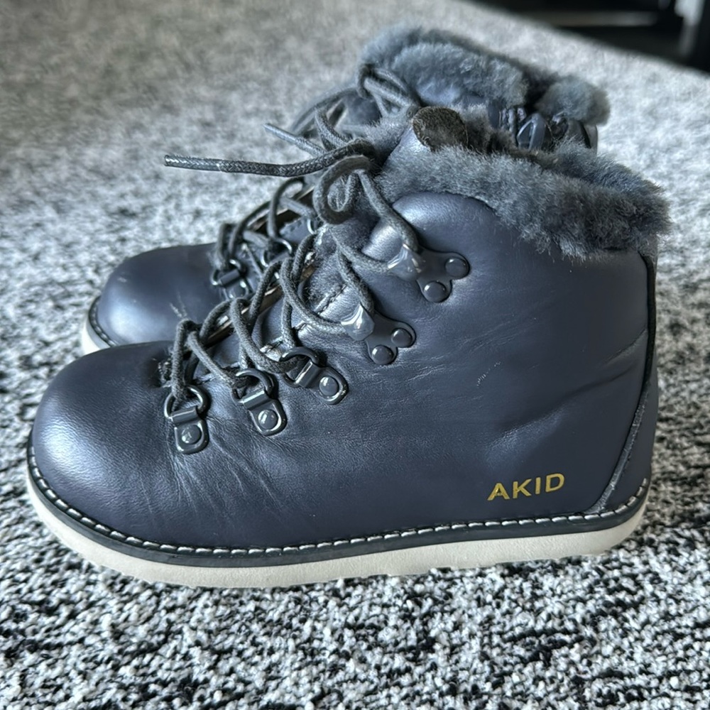 Akid shearling boots
